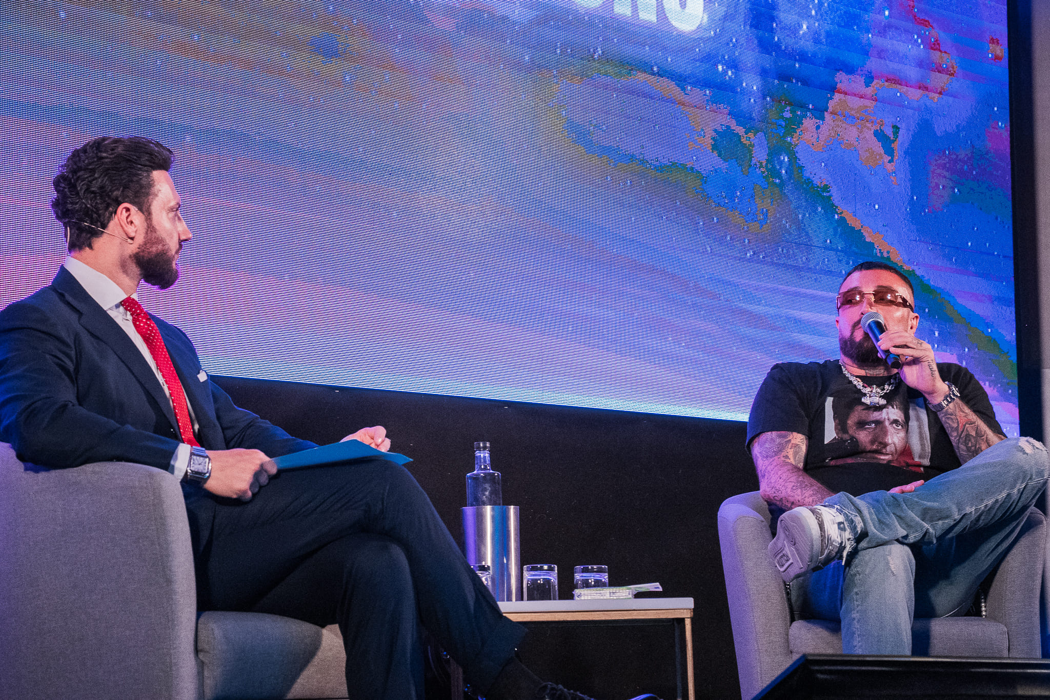 Fabio Quadrelli insieme a Guè durante l’evento Destinati a essere i Numeri Uno organizzato da Revolution Business School