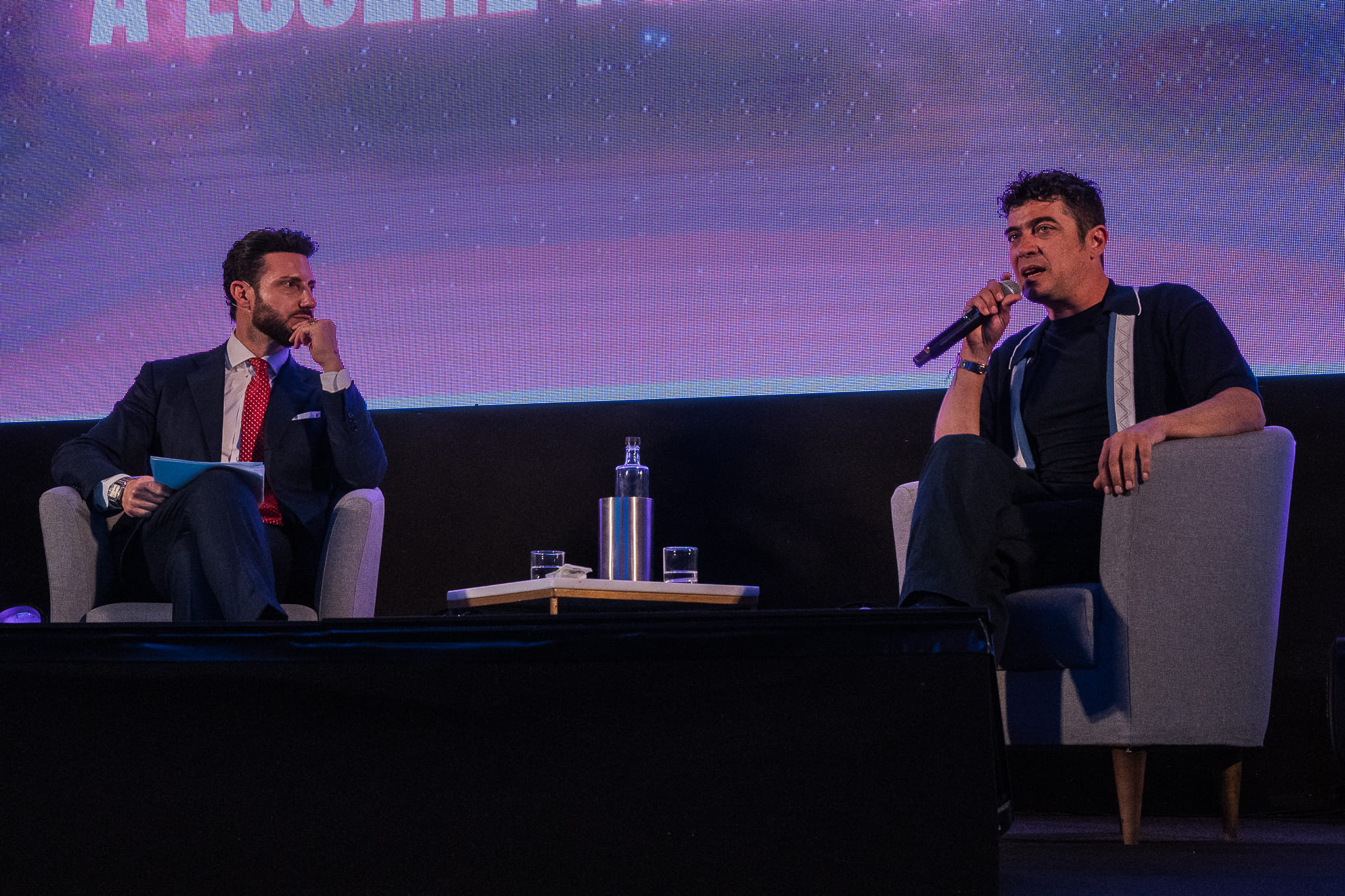 Fabio Quadrelli insieme a Riccardo Scamarcio durante l’evento Destinati a essere i Numeri Uno di Revolution Business School